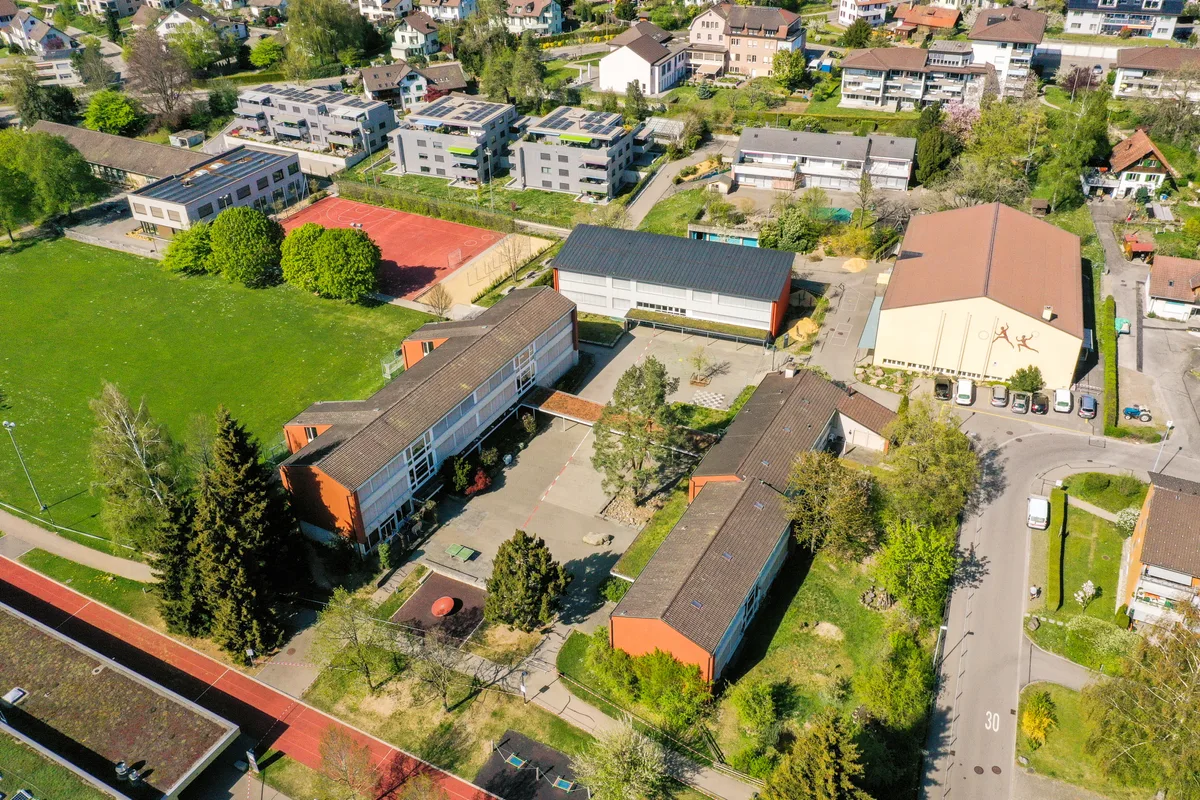 Drohnenbild von Pfäffikon. Hier sieht man das Schulhaus Mettlen.